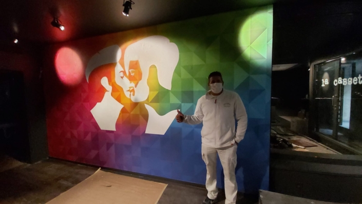 Servicios de pintura en Vitoria - Pintura pared con pareja besándose