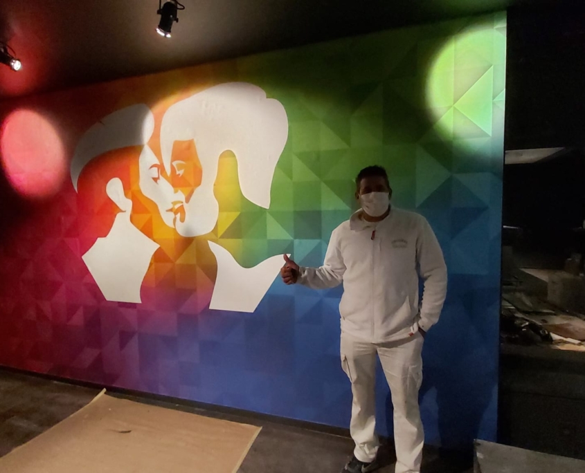 Servicios de pintura en Vitoria - Pintura pared con pareja besándose